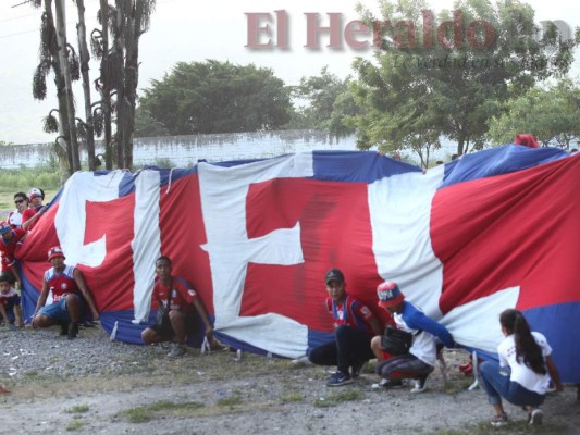 La Ultra Fiel llega al Olímpico y se burla de Motagua con 'el fantasma de la Liga Concacaf'