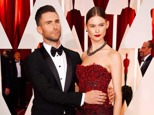 Adam Levine sorprende a su bella esposa