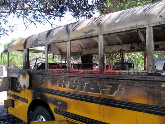 FOTOS: En cenizas quedó bus de la ruta 7 incendiado en San Pedro Sula