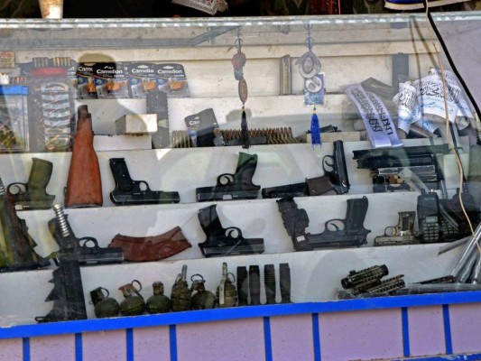 Las ventas de armas, en auge en Kandahar, cuna de los talibanes en Afganistán  