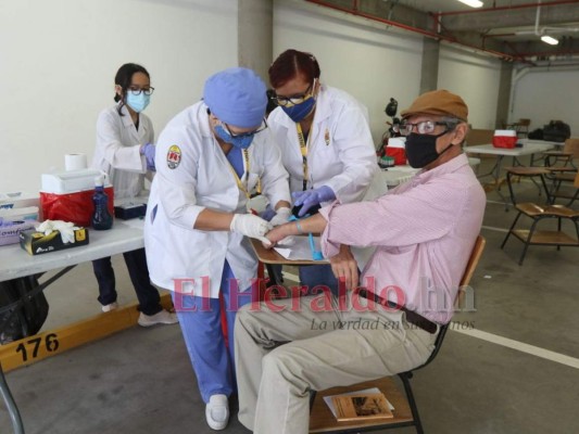 Voluntad, desesperación y aplazamiento: En imágenes cómo se desarrolló el primer día de ensayo de cruce de vacunas  