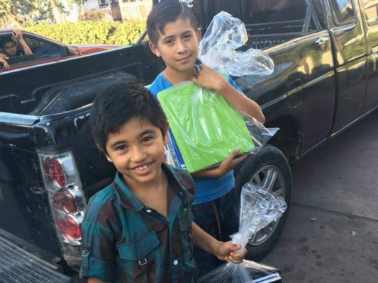 Cien niños de Villa Nueva reciben un kit escolar para acudir a clases
