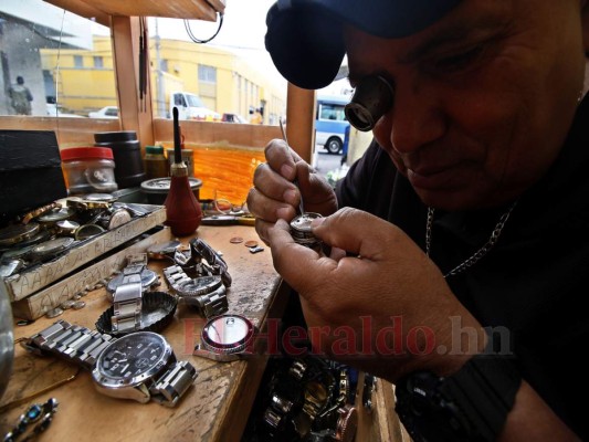 Relojeros, custodios al compás del tiempo