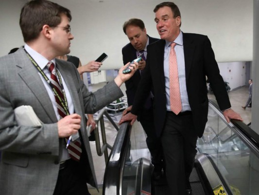 Senado confirma al multimillonario Wilbur Ross como secretario de Comercio