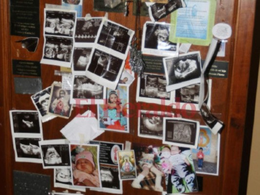 Devotos agradecen los milagros a la Virgen de Suyapa con velas, flores y de rodillas