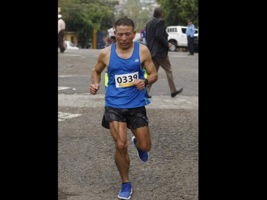 Maratón: Agentes de Tránsito corren 'a exceso de velocidad'