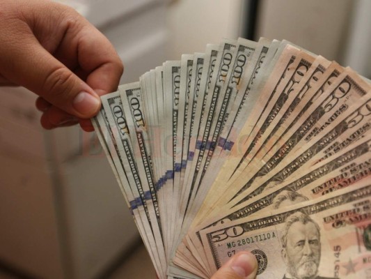 Ecuador eleva a 394 dólares el salario básico para 2019