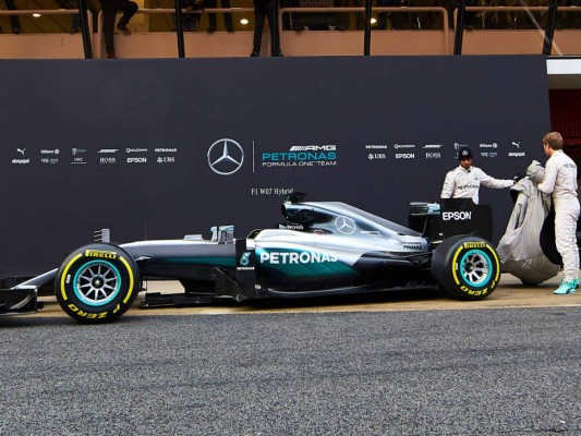 Hamilton domina sesión matutina en pruebas de la F1