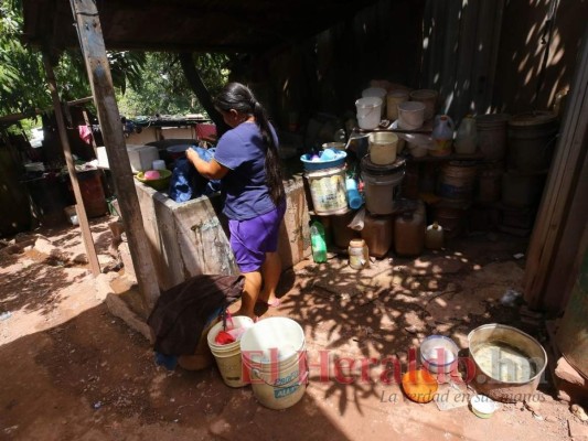 Llenos de barriles se encuentran muchos capitalinos para almacenar agua para sus hogares. Foto: Johny Magallanes/El Heraldo