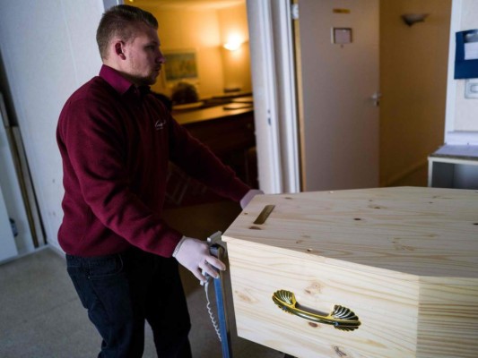 Horror y drama en entierros exprés de muertos por coronavirus en América Latina