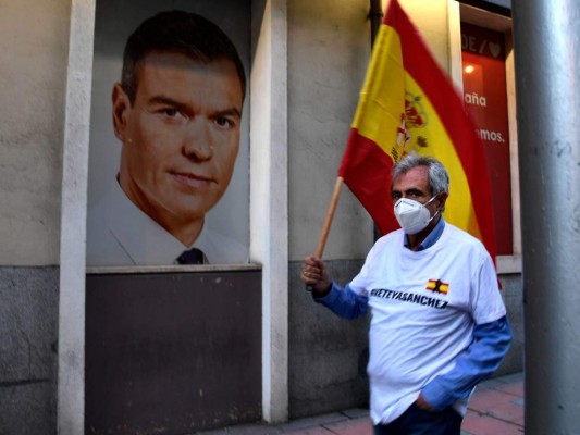 Españoles apoyan confinamiento mientras suceden protestas antigobierno