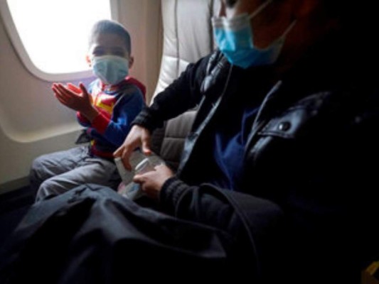 En fotos, la difícil travesía de una madre hondureña y su hijo tras detención en la frontera