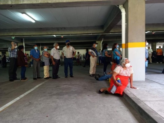 De pie y bajo el sol: así fue la jornada de vacunación de adultos mayores en El Salvador