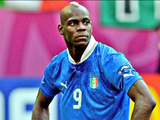 Mario Balotelli fue detenido por conducir un Ferrari a más de 200 kilómetros por hora