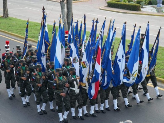 Sampedranos realizan un desfile cívico para conmemorar el Bicentenario