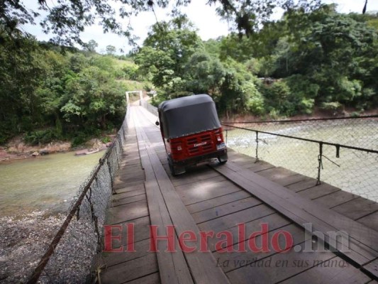 En Ojos de Agua, Comayagua, las personas usan un puente hamaca. Foto: Jhony Magallanes/El Heraldo