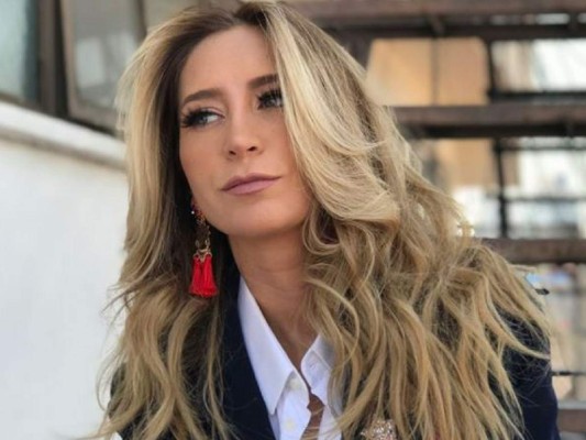 Geraldine Bazán deslumbra con elegante vestido y tremendo escote