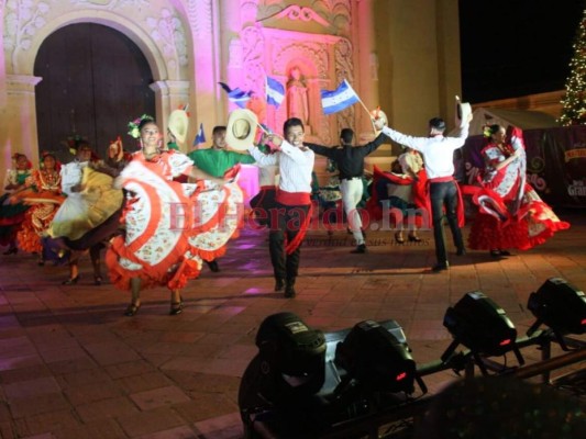 Comayagua dio la bienvenida al 2020 con fuegos artificiales y música en vivo