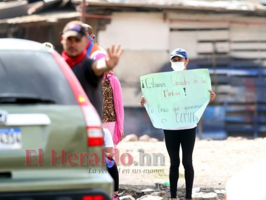 Un grupo de pobladores protestaba la mañana de este lunes en la salida a Olancho de la capital ante la falta de alimentos durante la emergencia por coronavirus (Covid-19). Foto: Alex Pérez / EL HERALDO.
