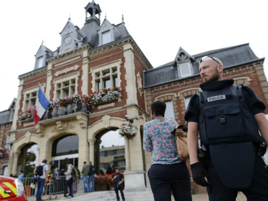 Un cura muere degollado en una toma de rehenes en una iglesia en Francia