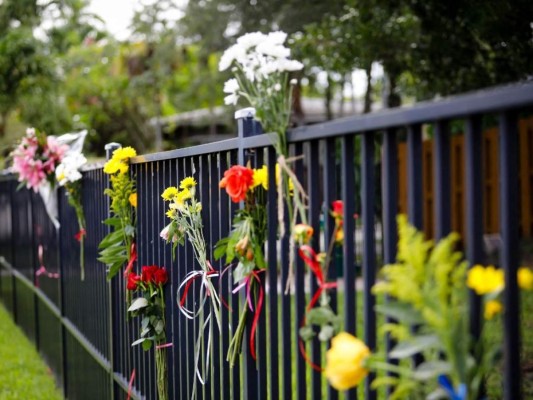 Familiares de las víctimas en Surfside rinden homenaje con emotivo monumento improvisado
