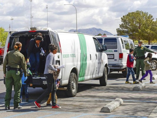 Estados Unidos libera a casi 700 inmigrantes por temores de Covid-19