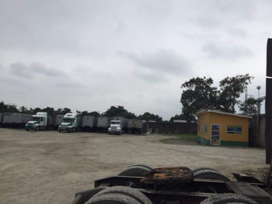 De acuerdo al Ministerio Público, al menos 50 rastras, 17 cabezales y un bus fueron asegurados en San Manuel, Cortés, al norte de Honduras.