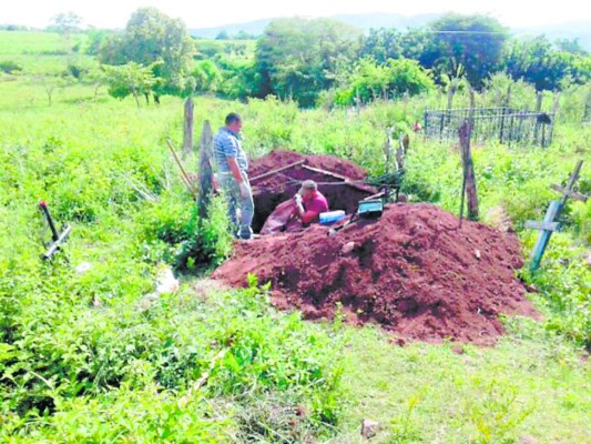 Testigos señalan al alcalde de asesinar a dos personas