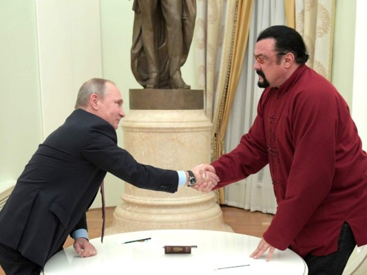 Putin entrega pasaporte ruso al actor estadounidense Steven Seagal