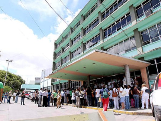 Empleados del HEU realizan protesta