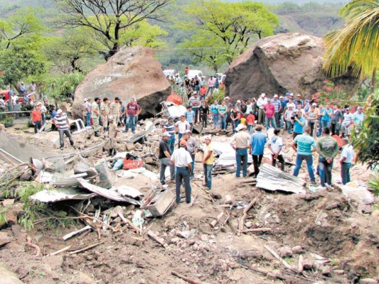 Luto: 'No sé que será de mi vida, en una noche perdí todo, a mi familia”