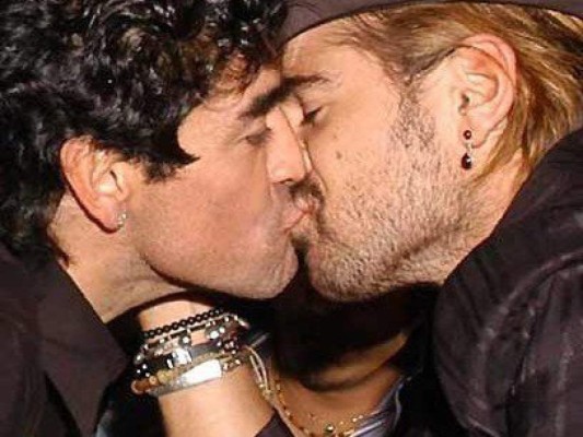 Los besos más polémicos de los famosos