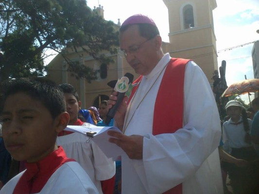 Fe y devoción de hondureños en solemne procesión del Vía Crucis