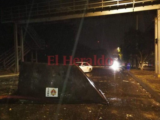 ¡Precaución! Enormes piedras obstaculizaron calles del anillo periférico tras tomas de la Alianza