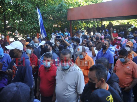 Fotos: Empleados de Hondutel se toman oficina principal para exigir pagos atrasados