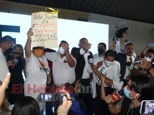 Así fue el zafarrancho durante el sorteo de posiciones en las papeletas electorales del CNE (Fotos)