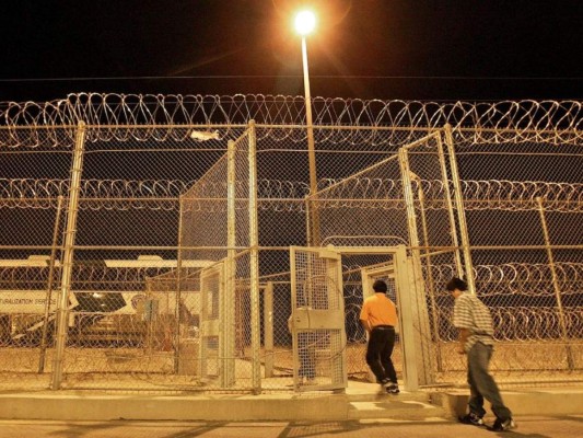 Reportan 233 casos de covid-19 en instalación de ICE en Arizona