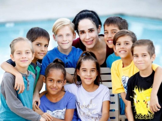 Natalie y sus 14 hijos viven en Orange County, California. Foto: Cortesía The Sun.