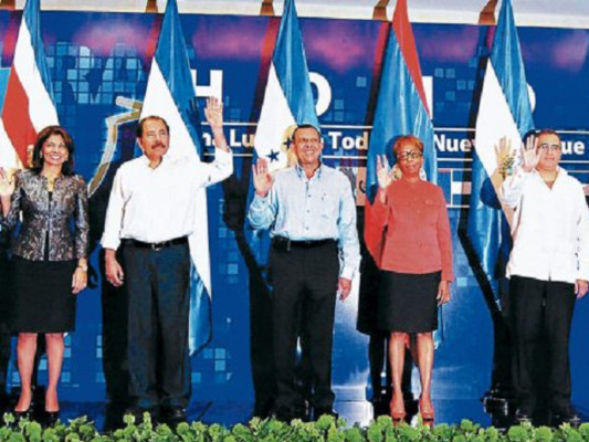 Costa Rica oficializa que no participará en cumbres del Sica