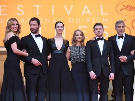 Julia Roberts recorre la alfombra roja del festival de Cannes descalza