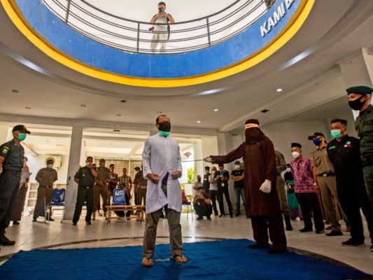 Indonesia: Dos hombres reciben 77 golpes por acostarse juntos