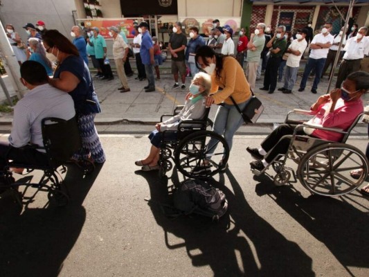 Mascarillas, empujones e irregularidades: así transcurren las elecciones en El Salvador (FOTOS)