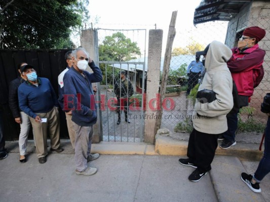 Cuestionan demora en inicio de votaciones en Santa Lucía