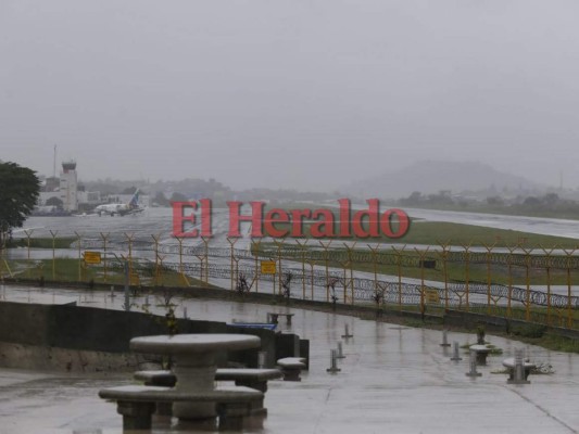 FOTOS: Así está el ambiente en el aeropuerto Toncontín tras supensión de vuelos