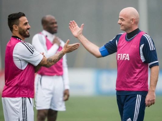 David Suazo comparte un partido de fútbol con el nuevo presidente de la FIFA