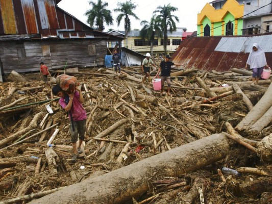 Imágenes de muertes, caos y destrucción por inundaciones en Indonesia