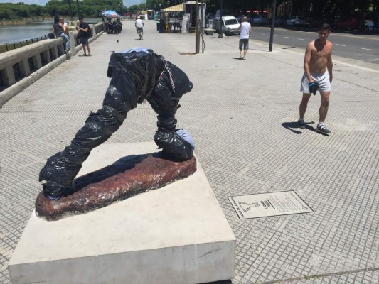 Destrozan escultura de Messi en paseo público de Buenos Aires