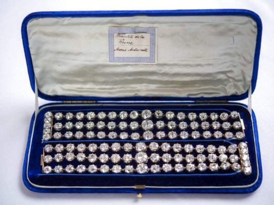 Un par de brazaletes de diamantes en plata y oro amarillo que pertenecieron a María Antonieta de Francia, alrededor de 1776, durante una vista previa en Christie's, en Ginebra, Suiza, el miércoles 3 de noviembre de 2021. (Martial Trezzini/Keystone vía AP)