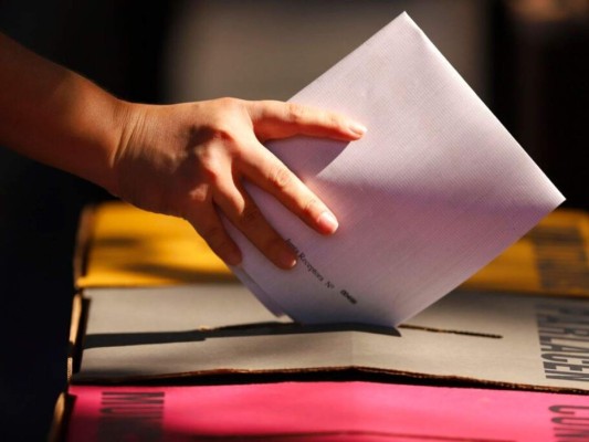 Mascarillas, empujones e irregularidades: así transcurren las elecciones en El Salvador (FOTOS)