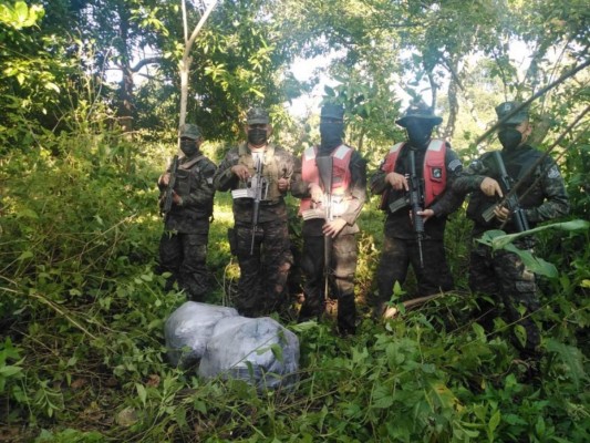 Interceptan embarcación con dos paquetes de droga en Atlántida